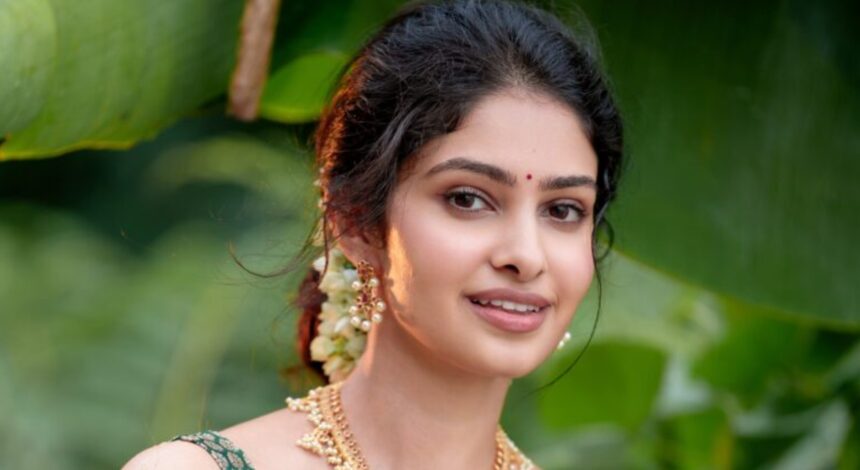 Hunterfly 2026 08 28 110605 Manasa Varanasi in a cream and gold Kasavu saree with traditional gold jewellery and jasmine flowers for Onam