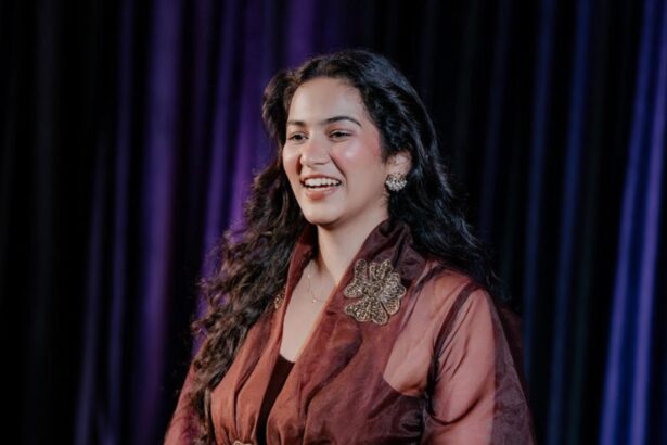 Hunterfly 26 08 10 015354 Ruchika Lohiya performing poetry at a candlelight event