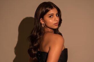 Hunterfly 26 08 16 112621 Suhana Khan wearing a black strapless corset and high-slit skirt with gold Isharya earrings