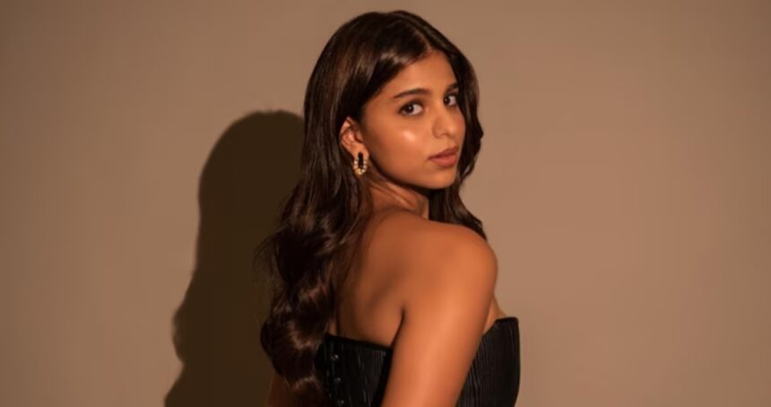 Hunterfly 26 08 16 112621 Suhana Khan wearing a black strapless corset and high-slit skirt with gold Isharya earrings