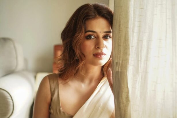 Hunterfly 6 08 31 112520 Shraddha Das wearing a cream beige saree with minimal jewellery