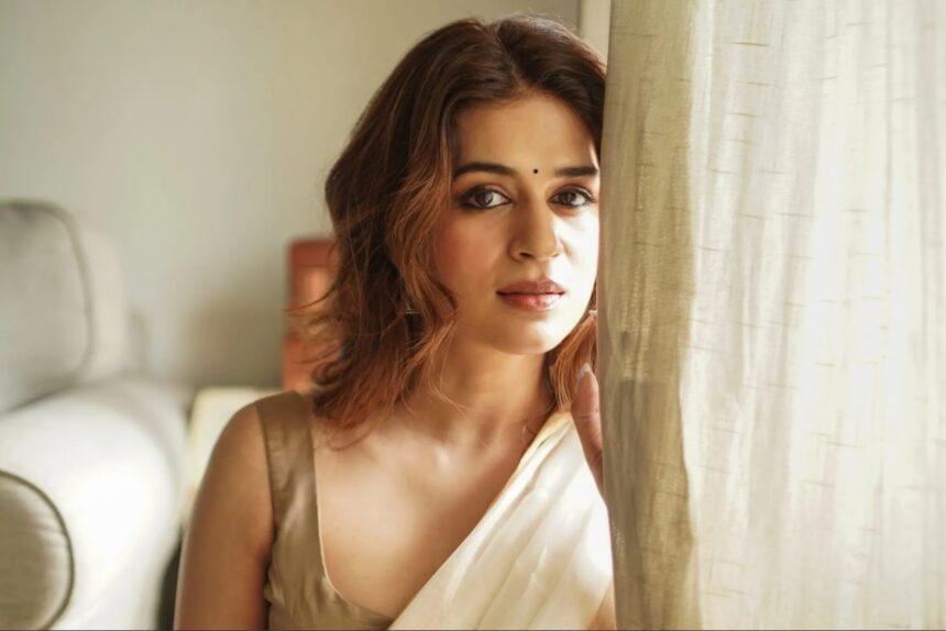 Hunterfly 6 08 31 112520 Shraddha Das wearing a cream beige saree with minimal jewellery