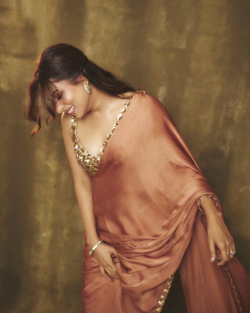 Hunterfly 764421051 18611900569053188 8240258948239551966 n 1. Sargun Mehta's Glamorous Embroidered Backless Blouse