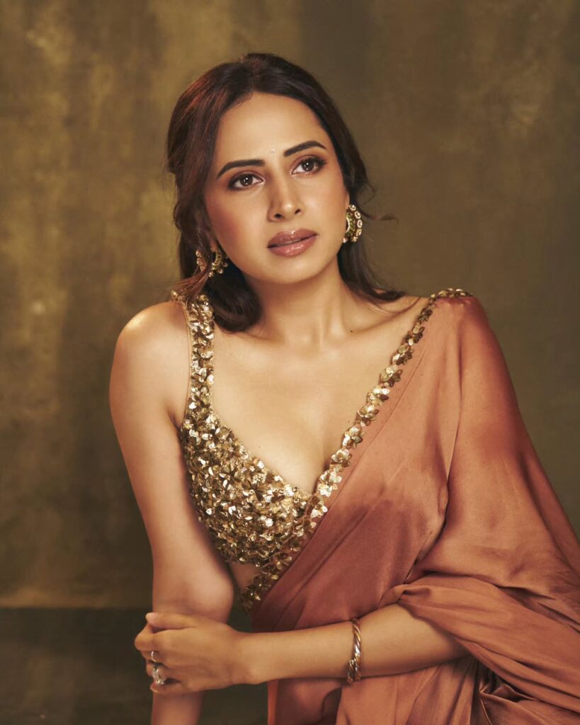 Hunterfly 765315221 18611900599053188 8088160197425951589 n 1. Sargun Mehta's Glamorous Embroidered Backless Blouse