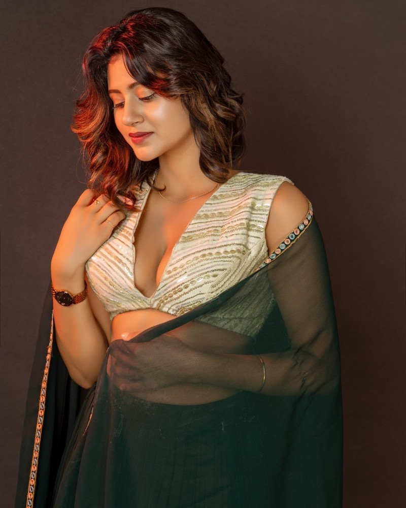 Anjali’s Traditional Look Is All About Elegance