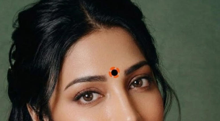 3. Contrast Floral Bindi