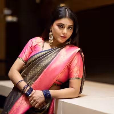 Hunterfly Komal Rani Swarnkar What does Komal Rani Swarnkar share on Instagram?