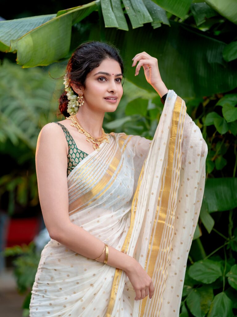 Hunterfly Manasa Varanasi2 Traditional Gold Jewellery Completes the Look