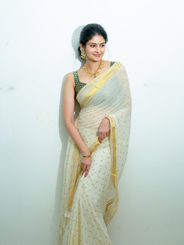 Hunterfly Manasa Varanasi8 Traditional Fashion Continues to Make a Strong Statement