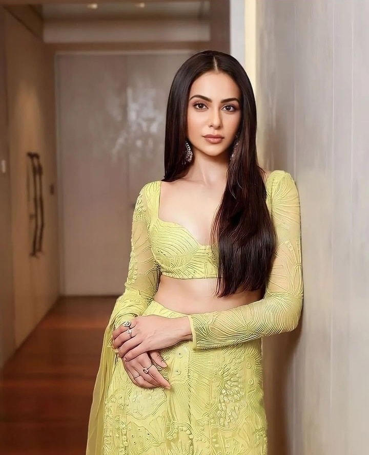Hunterfly Rakul Preet Singh1 1. Full-body stretching