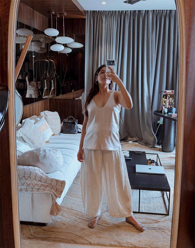 Samantha shares new pregnancy pictures