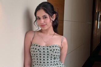 Hunterfly dfdsf2sd Jannat Zubair poses inside her luxurious Mumbai home during a house tour