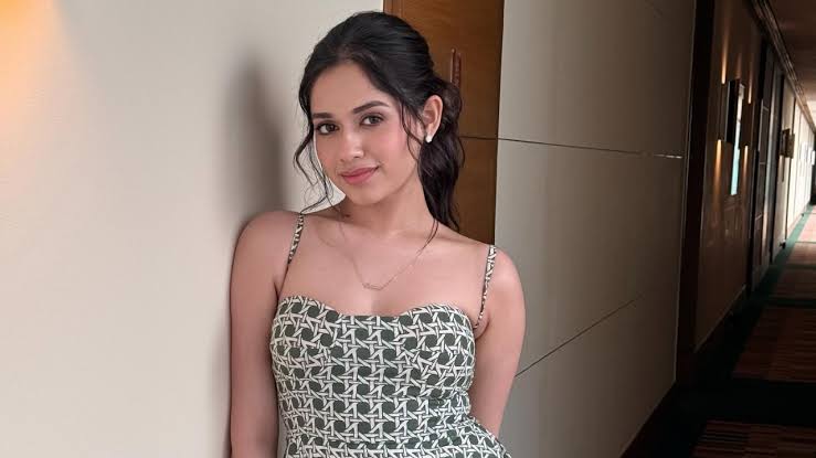 Hunterfly dfdsf2sd Jannat Zubair poses inside her luxurious Mumbai home during a house tour