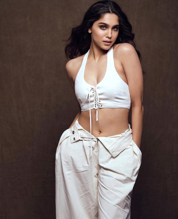 Hunterfly fsdfsd Sharvari Chooses a Fitted White Crop Top