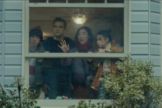 Hunterfly sssff2s Wagner Moura and Greta Lee in Netflix survival thriller The Last House