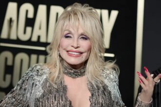 Hunterfly t 2026 08 31 194736 Ella Langley performs an emotional tribute to Dolly Parton during a live Alabama concert