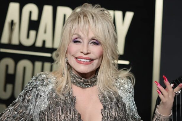 Hunterfly t 2026 08 31 194736 Ella Langley performs an emotional tribute to Dolly Parton during a live Alabama concert