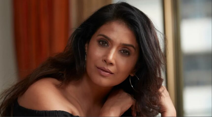 Hunterfly 026 09 03 114806 Sonali Kulkarni speaks about Mouni Roy