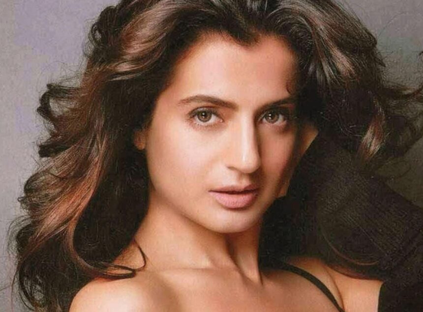 Hunterfly 026 09 12 235535 Ameesha Patel at a public event