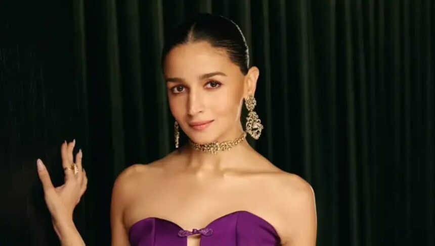Hunterfly 026 09 14 110759 Alia Bhatt interacts with fans at the Don’t Be Shy trailer launch