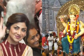 Hunterfly 026 09 17 111645 Shilpa and Shamita Shetty offer prayers at Lalbaugcha Raja during Ganesh Chaturthi
