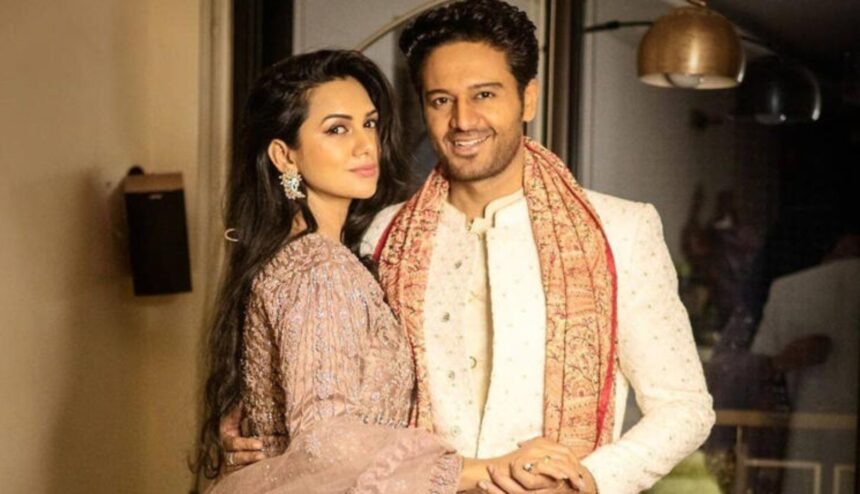 Hunterfly 026 09 19 124019 Gaurav Khanna and Akanksha Chamola at Ganpati celebration