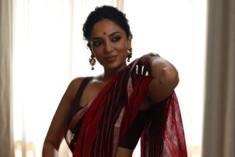 Hunterfly 026 09 20 192432 Sobhita Dhulipala wearing a red khadi saree with traditional Tamil-inspired jewellery