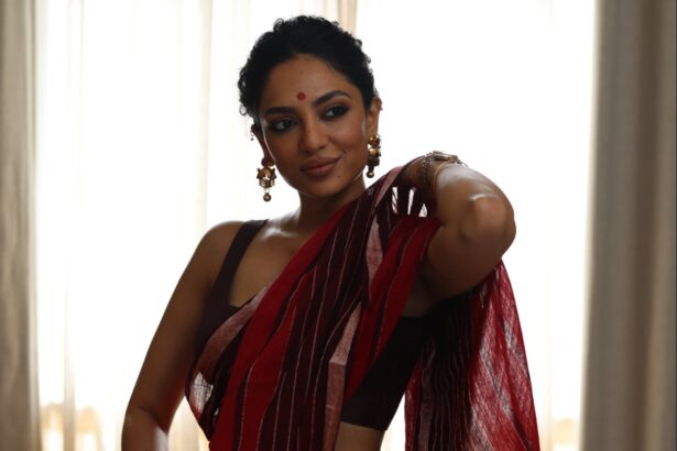 Hunterfly 026 09 20 192432 Sobhita Dhulipala wearing a red khadi saree with traditional Tamil-inspired jewellery
