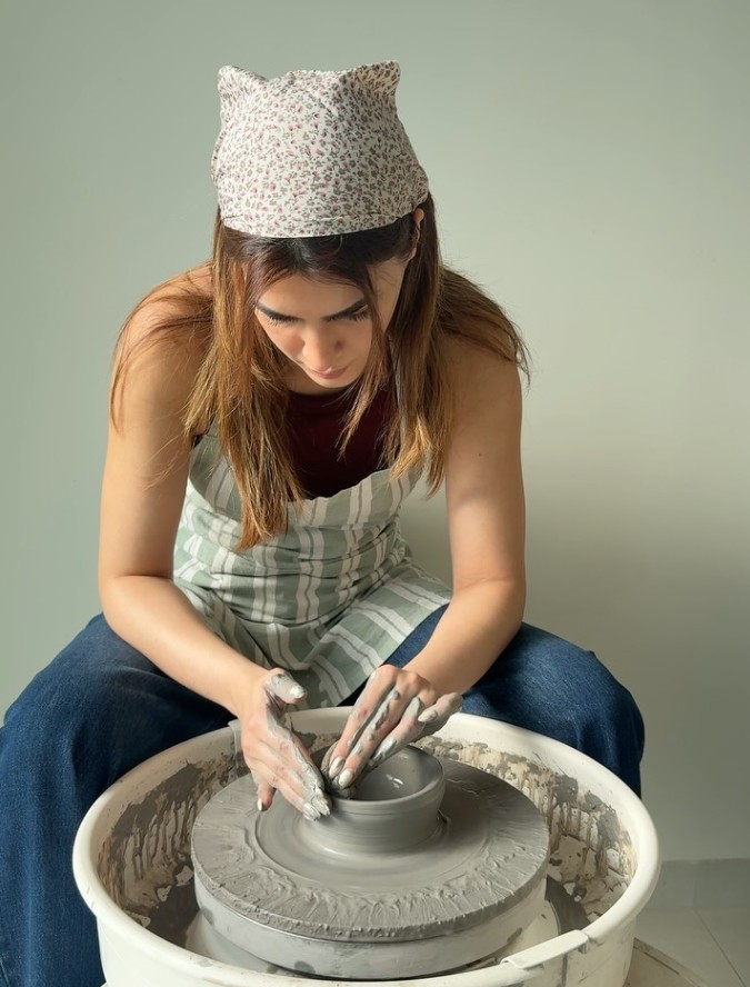 Hunterfly 026 09 20 193943 Kriti Sanon tries pottery
