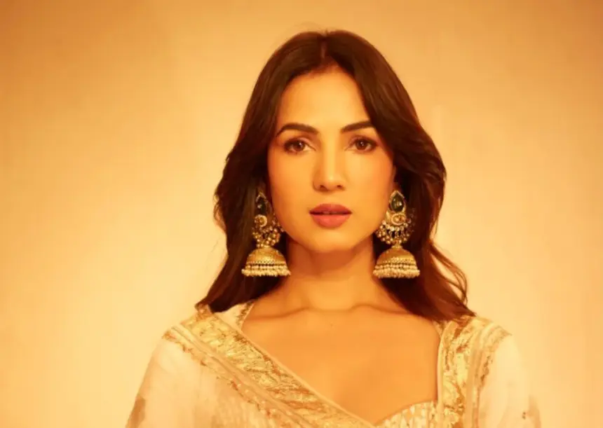 Hunterfly 026 09 25 001504 1 Sonal Chauhan wearing an elegant white and gold saree