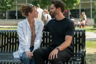 Lili Reinhart and Tom Bateman in The Love Hypothesis
