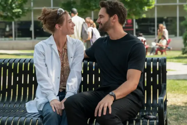 Lili Reinhart and Tom Bateman in The Love Hypothesis