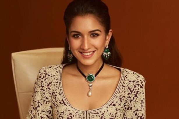 Hunterfly 2026 09 09 123038 Radhika Merchant wearing emerald jewellery and a luxury watch in Mumbai