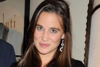 Pippa Middleton wearing a cobalt blue Karen Millen dress at a Claridge’s event