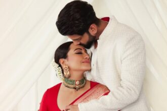 Sonakshi Sinha and Zaheer Iqbal perform Ganesh aarti at Arpita Khan’s home