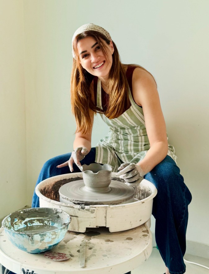 Hunterfly 2026 09 20 193957 Kriti Sanon tries pottery