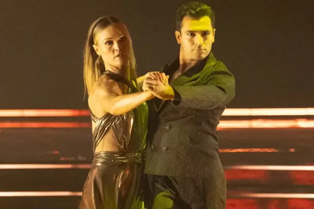 Hunterfly 2026 09 24 195020 1 Julia Stiles and Ezra Sosa during their Dancing With the Stars performance