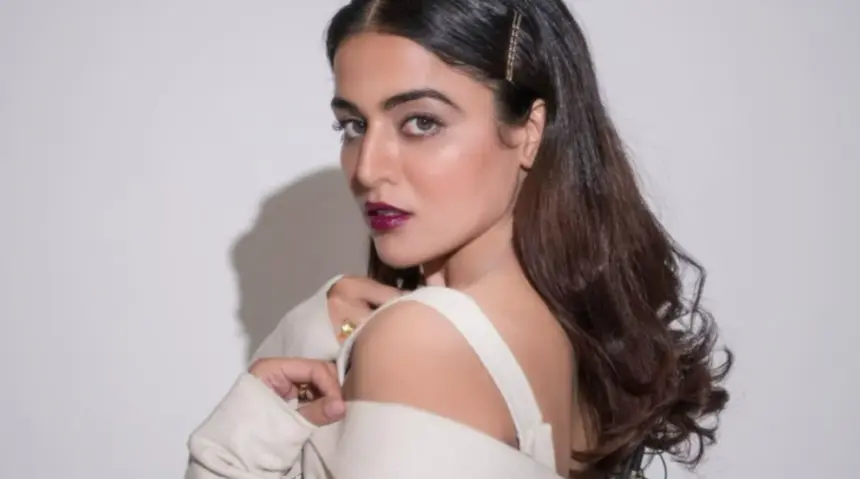 Hunterfly 2026 09 26 110836 Wamiqa Gabbi sits with Amitabh Bachchan during her KBC 18 appearance