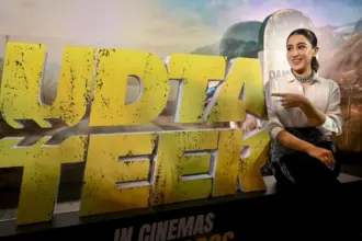 hunterfly 2026 09 26 201256 Sara Ali Khan wearing black wide-leg trousers and a white shirt