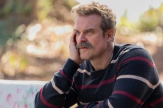 Hunterfly 26 09 09 105006 David Harbour holding his Emmy Award after winning for DTF St. Louis