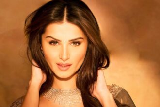 Hunterfly 26 09 10 190650 Tara Sutaria posing at a Bollywood event