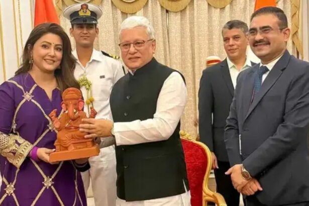 Hunterfly 26 09 14 210710 Hina Khan with Maharashtra Governor Jishnu Dev Varma during an eco-friendly Ganpati initiative