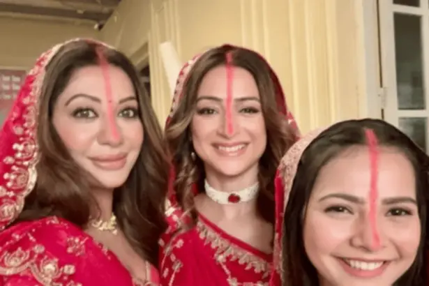 Hunterfly 26 09 25 002143 Gauri Pradhan in red saree during Chhath Puja celebration on Kyunki Saas Bhi Kabhi Bahu Thi 2 set