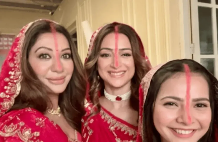 Hunterfly 26 09 25 002143 Gauri Pradhan in red saree during Chhath Puja celebration on Kyunki Saas Bhi Kabhi Bahu Thi 2 set