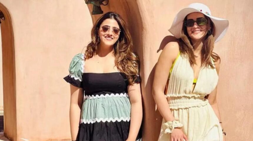Hunterfly 26 09 25 005126 Nupur Sanon and Kriti Sanon discussing wedding planning