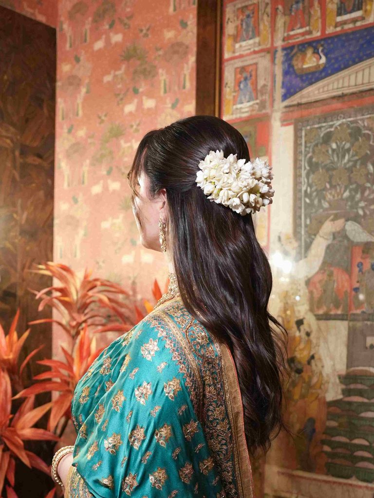 Hunterfly 811664968 18634237195050867 5630967559237600470 n 11zon Soft Makeup Keeps the Saree in Focus