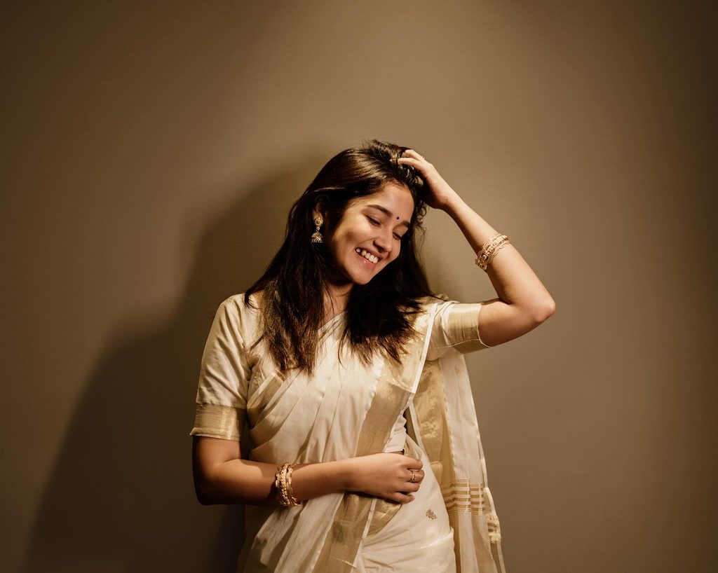 Hunterfly Anikha Surendran1 A Classic White and Gold Saree Look