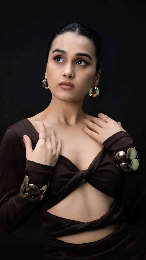 Anushka Kaushik Height and Physical Appearance