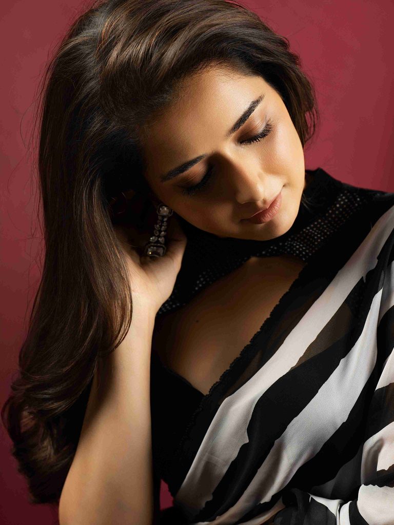 Ashika Ranganath's Monochrome Saree Look