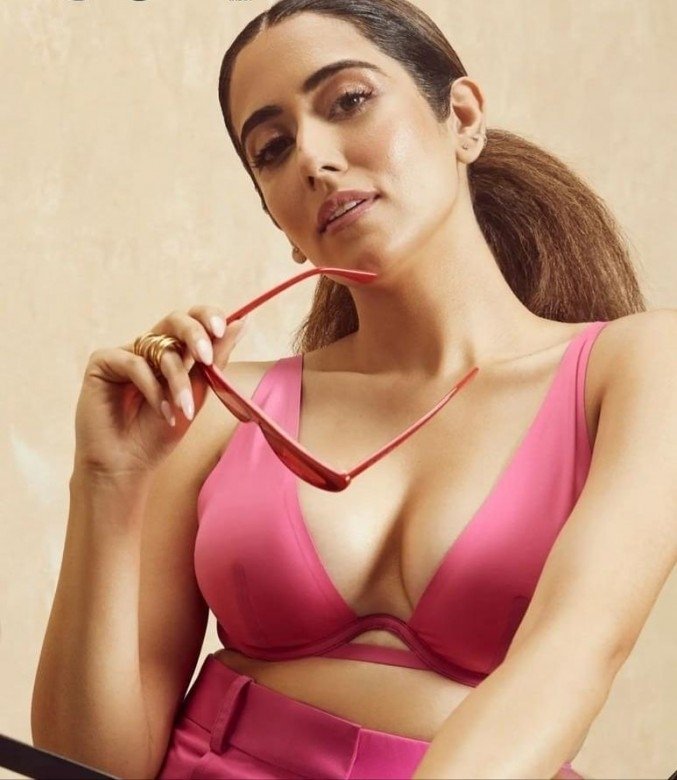 Jonita Gandhi Height and Physical Appearance